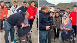 Xúc động hình ảnh HLV Park về quê, ôm chầm lấy mẹ già ngồi xe lăn