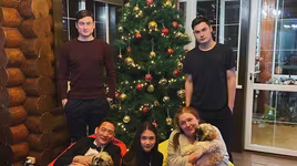 Thủ môn Đặng Văn Lâm khoe ảnh đón năm mới ở Nga bên gia đình