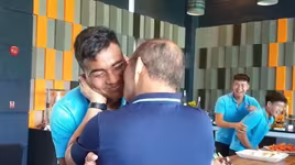 Thầy Park gây sốt khi ôm hôn âu yếm học trò