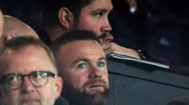 [ẢNH] Rooney bần thần ngồi nhìn M.U bị Man City hành hạ ở Old Trafford