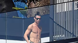 "Cố thủ" tại nhà tránh dịch, Ronaldo dính luôn 2 trận động đất
