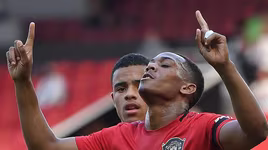 Pogba bay bổng, Martial thăng hoa, M.U đại thắng và áp sát top 4