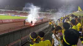 Phạt ban tổ chức sân Thống Nhất 20 triệu đồng vì để CĐV đốt pháo sáng