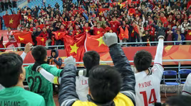 CĐV Việt Nam ùn ùn sang Trung Quốc "tiếp lửa" thầy trò HLV Park Hang-seo