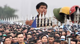 [ẢNH] Ngàn người chầu chực dưới mưa chờ mua vé trận Việt Nam - Malaysia