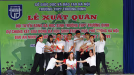 [ẢNH] Thầy cô trường Trương Định diễn văn nghệ góp vui trong lễ xuất quân