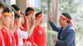 [ẢNH] Lễ xuất quân rộn ràng, rực rỡ sắc màu của thầy trò trường Phùng Khắc Khoan