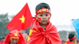 [ẢNH] Cờ đỏ sao vàng "thắp lửa" Mỹ Đình trước chung kết AFF Cup 2018