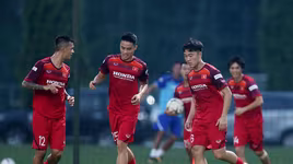 'Lách' lịch V-League, tuyển Việt Nam tập trung đột xuất