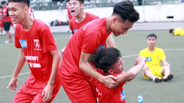 [ẢNH] 6 thắng 7 trên chấm luân lưu, cầu thủ trường Lý Thánh Tông khóc nức nở