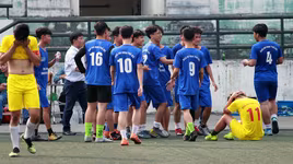 [ẢNH] Ba phút ghi 2 bàn, THPT Chuyên Nguyễn Huệ vào vòng 1/8