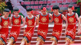 [ẢNH] Cầu thủ trường Ngô Sỹ Liên mặc váy múa "Chiều lên bản Thượng"