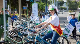 Hoa hậu Biển Thùy Trang đạp xe kêu gọi bảo vệ môi trường
