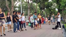 ​Cộng đồng mạng tranh luận xung quanh sự việc cậu bé kéo violin trên phố đi bộ