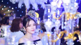 Lý Nhã Kỳ mặc váy 2 tỷ đồng, đấu giá ​dây chuyền 400 triệu đồng