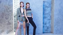 Giữa tin đồn rạn nứt, Ngọc Trinh thân thiết đọ dáng nóng bỏng với Linh Chi 