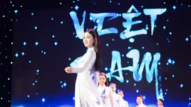 Hoa hậu Mỹ Linh trình diễn áo dài trong lễ bế mạc LHP Việt Nam 2017