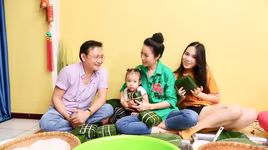 Á hậu Trịnh Kim Chi quây quần bên gia đình gói bánh chưng đón Tết