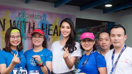 Hoa hậu Tiểu Vy chạy bộ gây quỹ từ thiện tại Hà Nội