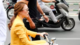 Mỹ Tâm cưỡi "siêu xe" và lập kỷ lục ký tặng 1500 đĩa cho khán giả