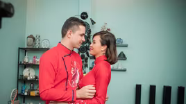 Chồng Tây tay trong tay bên Phương Mai trong lễ ăn hỏi