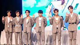 Nhóm nhạc gồm các chàng trai "điên" mang phong cách Hàn Quốc