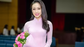 Cô gái tặng hoa Tổng thống Donald Trump đăng quang "Hoa khôi Báo chí vì môi trường"