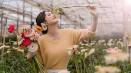 Khoảnh khắc đời thường của Lý Nhã Kỳ: hái hoa, thu hoạch rau củ quả