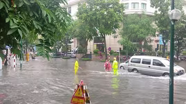 Bão số 2 gây mưa lớn, nhiều tuyến phố trung tâm Hà Nội lại ngập nặng