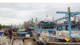 Bão số 4 giật cấp 12 áp sát Hải Phòng - Nghệ An, đất liền ứng phó khẩn cấp