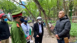 Hà Nội tiếp tục nhắc nhở, xử phạt nhiều trường hợp không đeo khẩu trang nơi công cộng