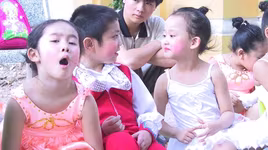 Không biết tự kiềm chế giáo viên trút giận lên đầu trẻ