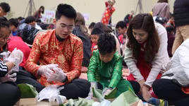 Ngắm học sinh Hà Nội trải nghiệm rán nem, nấu miến bằng bếp củi