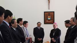 Bí thư Thành ủy Phạm Quang Nghị chúc mừng Tổng Giám mục Hà Nội