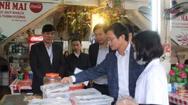 Nhiều cửa hàng ăn uống ở phủ Tây Hồ, chùa Hương rửa bát bẩn