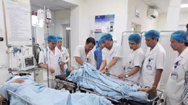 Lái xe tải va chạm tàu hỏa ở Hà Đông đã tạm ổn, 1 nạn nhân phải chuyển lên Việt Đức