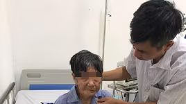 Mổ ung thư vú cho cụ bà 92 tuổi, mắc 2 năm không điều trị