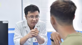 Hít 10 quả bóng cười mỗi tuần, nam thanh niên 26 tuổi liệt thần kinh và yếu 2 chân