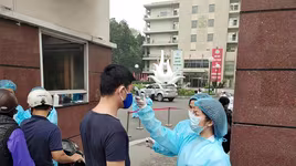 Bệnh viện Bạch Mai cách ly gần 500 nhân viên, xét nghiệm Covid-19 cho 5.000 người