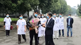 Hai trong 4 ca Covid-19 rất nặng đã âm tính, 56 bệnh nhân xuất viện