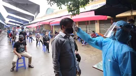 Hà Nội: Xét nghiệm nhanh Covid-19 cho gần 300 người ở chợ đầu mối Long Biên