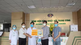 Món quà tiếp sức y bác sĩ nơi "tuyến đầu của tuyến đầu" trên mặt trận chống Covid-19