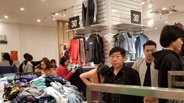 Black Friday: Nơi im ắng, nơi khách phải xếp hàng dài