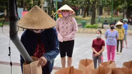 Hà Nội có "cây ATM" gạo nghĩa tình đầu tiên trong mùa dịch Covid-19