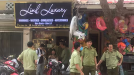 Hà Nội: Hàng loạt cửa hàng tại phố cổ nghi bán "hàng hiệu rởm"