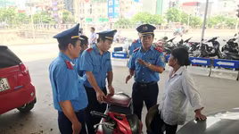 Trông giữ xe không phép cạnh Công viên Thủ Lệ, bị phạt 25 triệu đồng