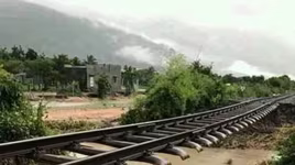 Đường ray chạy tàu Bắc-Nam thành "cầu treo" do bão số 9 làm sạt nền