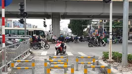 Lắp rào chắn ngăn xe máy đi vào làn đường dành riêng cho người đi bộ ven sông Tô Lịch