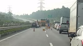 Xe khách đâm xe đầu kéo trên cao tốc Nội Bài - Lào Cai, 5 người bị thương