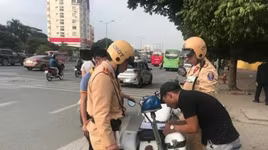 Đi xe ô tô rẽ không xi nhan bị phạt tới 5 triệu đồng